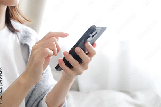 スマートフォンで予約している様子