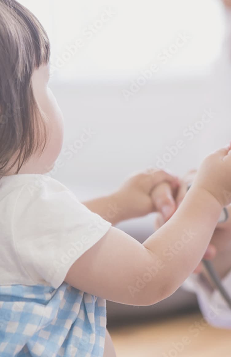 3世代がそれぞれ病院を受診している様子